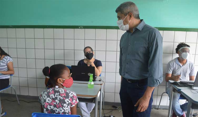 Classroom_Teacher_Students_Covid-19_Masks