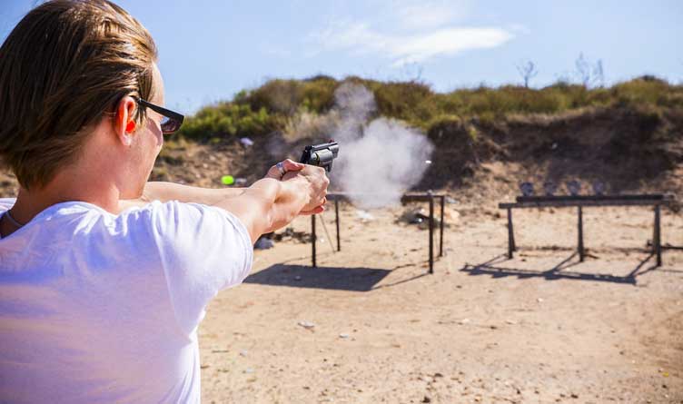 Woman_Pistol_Gun_Target Practice
